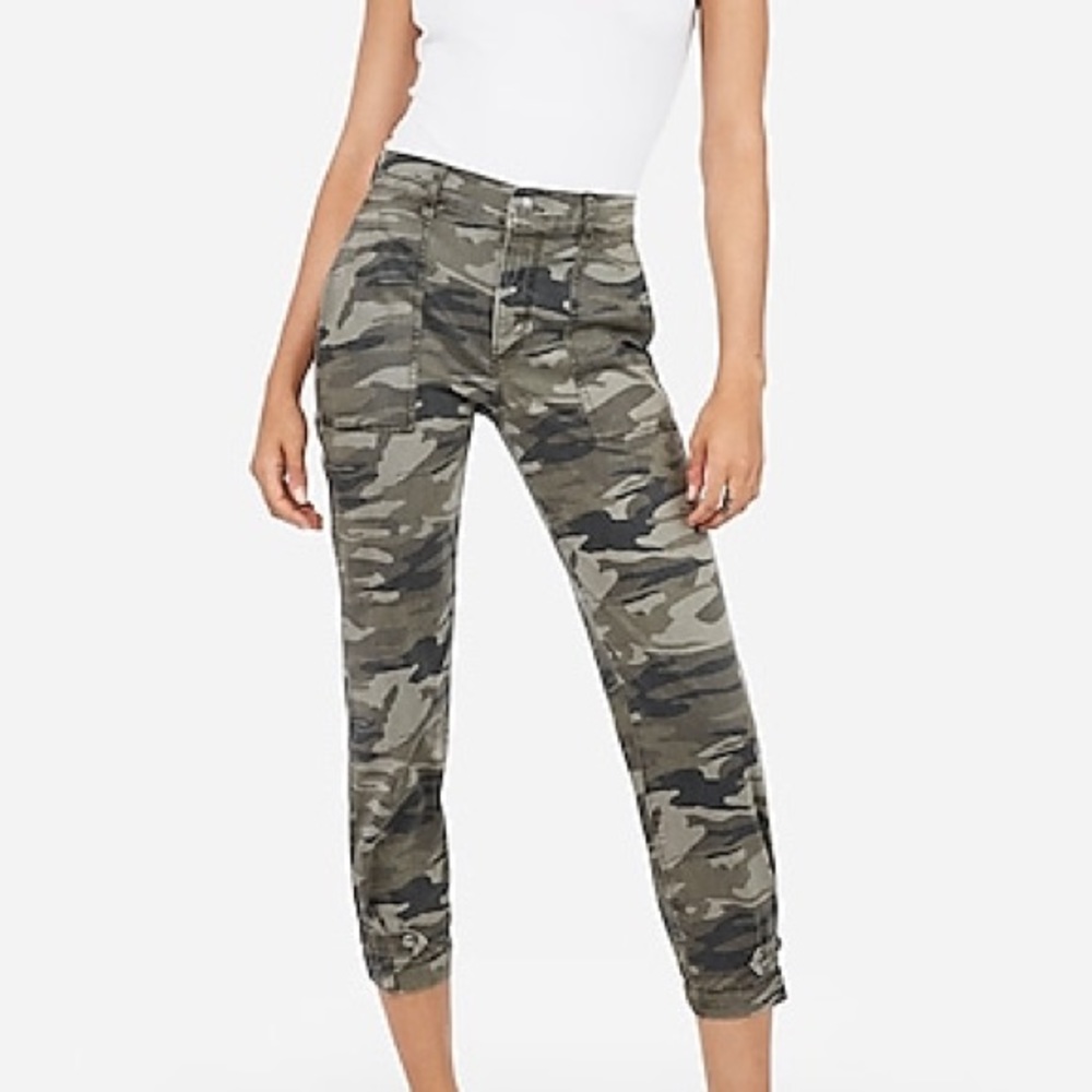 EXPRESS || NWT camo joggers